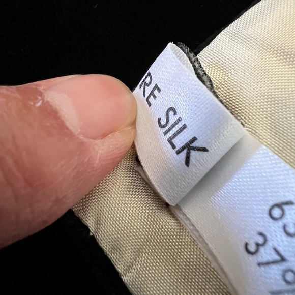 Vintage Burberry Black and Cream Viscose & Silk Shoulder Wrap Scarf - Picture 5 of 13